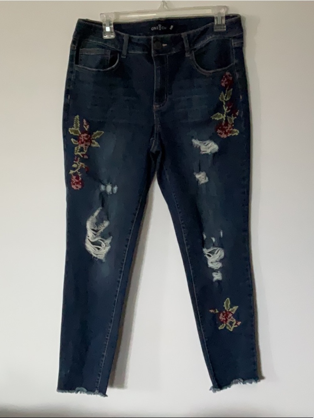 One 5 One jeans embroidered and distressed W 17.5 R10.5 I26